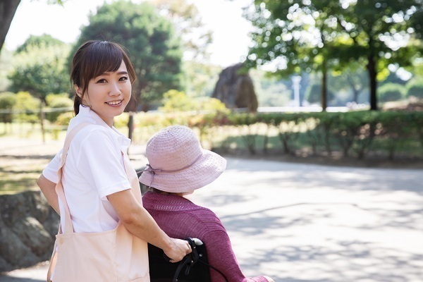 ＜夜勤専門＞少人数のお泊りデイサービスの介護職のお仕事です。服装自由です。